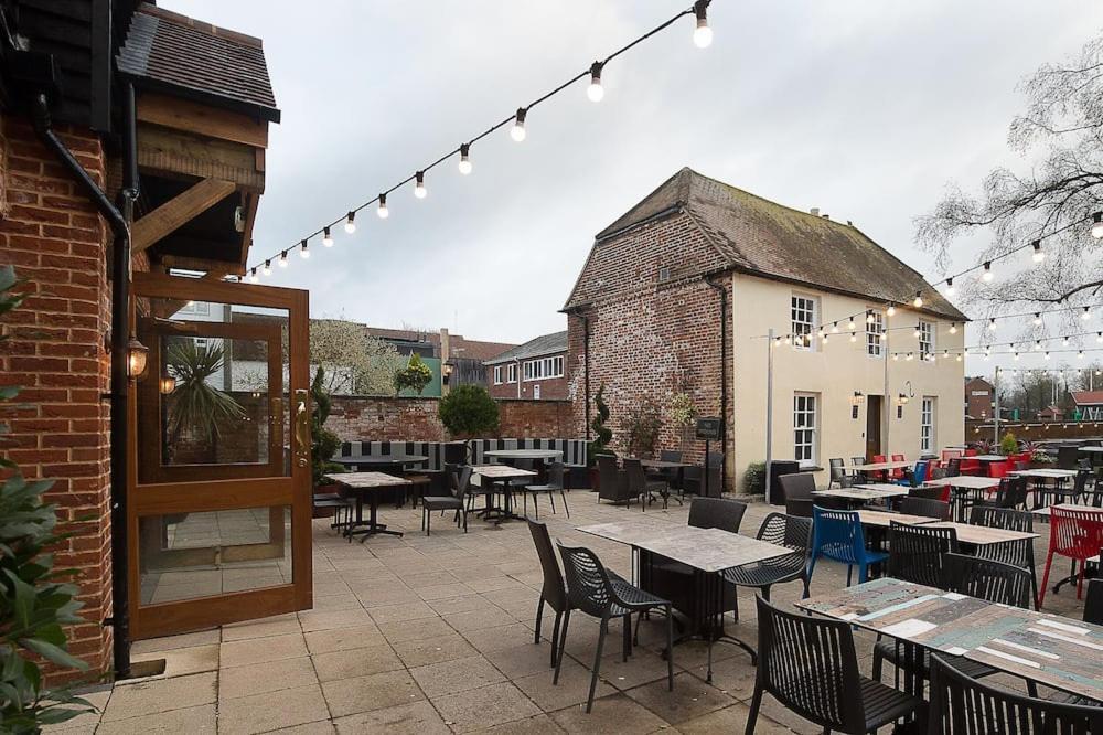 The Hatchet Inn Wetherspoon Newbury  Exterior photo