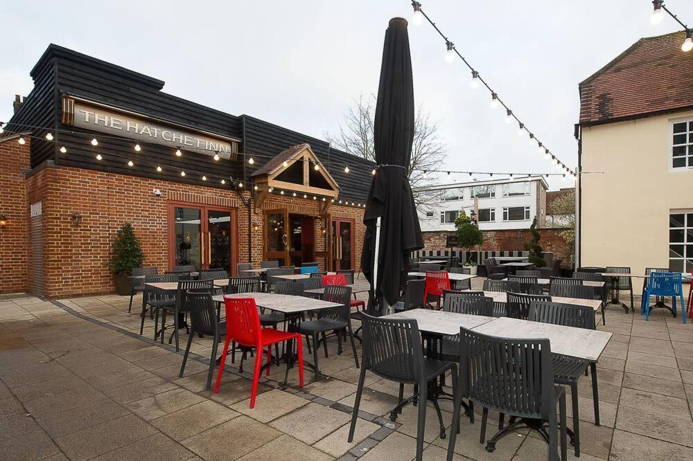 The Hatchet Inn Wetherspoon Newbury  Exterior photo