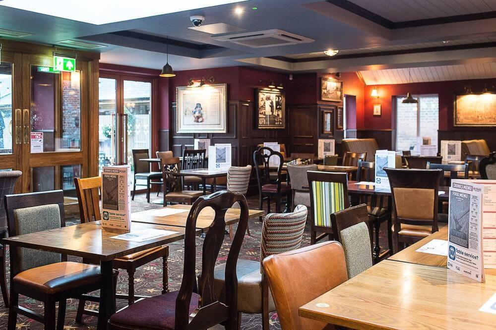 The Hatchet Inn Wetherspoon Newbury  Exterior photo